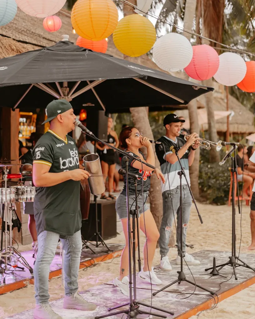 Música frente al Caribe: por qué cambia la experiencia de un beach club